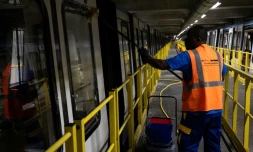Un employé nettoie une voiture du métro de la ligne 14, le 2 juillet 2024 à Saint-Ouen,près de Paris