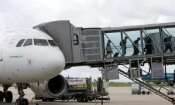 Des passagers débarquent à l'aéroport de Roissy le 18 août 2014