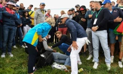 Une spectatrice blessée par une balle de golf, jouée par l'Américain Brooks Koepka (d), lors de la Ryder Cup le 28 septembre 2018 à Saint-Quentin-en-Yvelines
