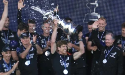 Team New Zealand célèbre sa victoire lors de la 36e édition de la Coupe de l'America à Auckland le 17 mars 2021