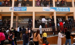 RDes parents et proches attendent des nouvelles evant l'école pour filles Utumishi après un incendie meurtrier survenu à Gilgil, au nord de Nairobi, le 28 mai 2026 au Kenya