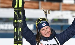 La Français Justine Braisaz-Bouchet célÚbre sa victoire dans la poursuite 10 km de coupe du monde de biathlon à Lenzerheide, en Suisse, le 16 décembre 2023.