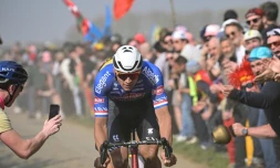 Le Néerlandais Mathieu Van Der Poel lors du Paris-Roubaix 2023 qu'il a remporté le 9 avril 2023