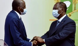 Amadou Gon Coulibaly (g) accueilli par Alassane Ouattara à l'aéroport Félix Houphouët Boigny, à Abdijan le 2 juillet 2020