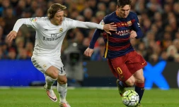 Le milieu de terrain du Real Madrid Luka Modric et l'attaquant du FC Barcelone, le 2 avril 2016 au Camp Nou