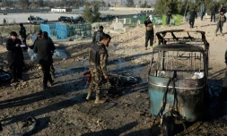 Des personnels de sécurité à Jalalabad, après une attaque kamikaze lors de funérailles dans l'est de l'Afghanistan, le 31 décembre 2017