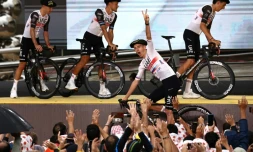 Le coureur slovène de l'équipe UAE Team Emirates, Tadej Pogacar (au centre), lors de la présentation officielle des équipes du Tour de France, à Bilbao, dans le nord de l'Espagne, le 29 juin 2023, deux jours avant le départ de la 110e édition