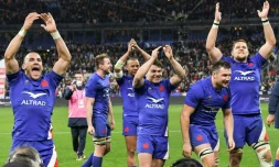 La joie des rugbymen français aprÚs leur victoire à domicile face à l'Irlande (30-24), lors du Tournoi des Six nations, le 12 février 2022 au Stade de France à Saint-Denis