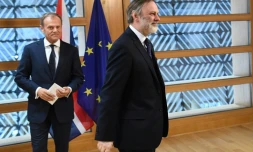 L'ambassadeur britannique auprès de l'UE, Tim Barrow, prend congé du président du Conseil européen Donald Tusk, le 29 mars 2017 à Bruxelles