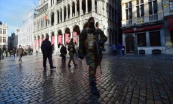 Des soldats et la police patrouillent le 23 novembre 2015 sur la Grand-Place de Bruxelles