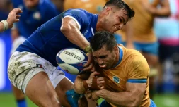 L'ailier italien Lorenzo Pani (en bleu) au contact avec le centre uruguyen Andres Vilaseca durant le match de groupe de la coupe du monde, au stade de Nice le 20 septembre 2023.