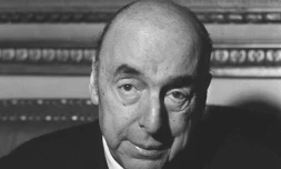 Photo datée du 21 octobre 1971 de l'écrivain, poète et diplomate chilien, Pablo Neruda. Alors ambassadeur du Chili en France, le poète répond aux questions des journalistes à l'ambassade chilienne, après avoir reçu le Prix Nobel de Littérature 1971.