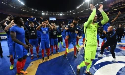 Les Bleus communient avec leurs supporters à l'issue de la qualification pour le Mondial-2018, le 10 octobre 2017 au Stade de France