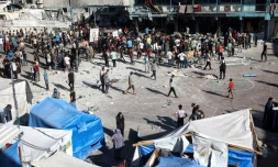 Des déplacés palestiniens inspectent les dégâts à l'école d'al-Jawni, dans le camp de Nousseirat, dans le centre de la bande de Gaza, le 12 septembre 2024 