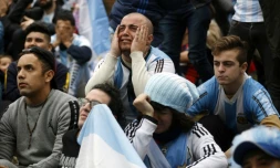 Les supporters argentins effondrés à Buenos Aires après la défaite face à la France à Kazan en 8e de finale du Mondial le 30 juin 2018