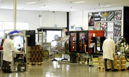 Des employés de l'usine de maquillage de luxe de L'Oréal vérifient les produits, le 6 octobre 2021 à Lassigny, dans l'Oise