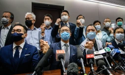 Des députés pro-démocratie se tiennent par la main au début d'une conférence de presse à Hong Kong le 11 novembre 2020