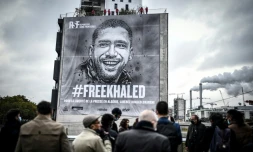 Affiche représentant le journaliste algérien Khaled Drareni, alors incarcéré, réalisée par l'artiste et peintre français Christian Guemy alias C215, à Paris, le 15 octobre 2020