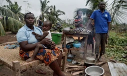 Maria Mendosa et son mari Assane Maulana sur l'emplacement de ce qui était leur maison, à Nacate, le 28 avril 2019