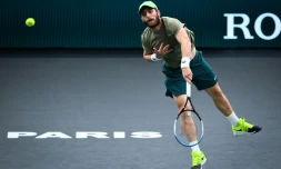 Corentin Moutet au service face à l'Italien Salvatore Caruso au Masters 1000 de Paris, le 2 novembre 2020