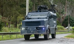Un véhicule blindé de la gendarmerie lors d'une opération pour dégager une route près d'une commune au Mont-Dore, le 12 juillet 2024 en Nouvelle-Calédonie