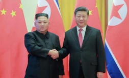 Le leader nord-coréen Kim Jong Un (à gauche) serre la main du président chinois Xi Jinping (à droite) lors de la précédente rencontre entre les deux hommes, le 8 janvier 2019 à Pékin.