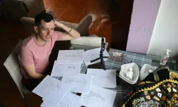 Andry Hernandez, libéré d'une prison au Salvador, lors d'un appel vidéo chez lui dans le village de Capacho, dans l'État de Tachira, le 24 juillet 2025 au Venezuela