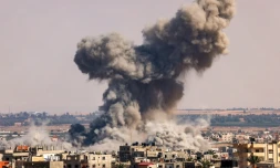 Nuage de fumée après après un bombardement israélien sur Rafah, dans le sud de la bande de Gaza, le 19 octobre 2023