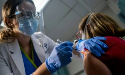Une infirmiÚre administre le vaccin de Pfizer-BioNTech à une femme au centre médical Ashford de San Juan à Puerto Rico le 15 décembre 2020