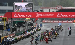 Les pilotes s'élancent vers leurs machines pour le départ de la 48e édition des 24 Heures Motos sur le circuit Bugatti au Mans le 19 avril 2025.
