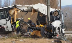La carcasse du bus impliqué dans un accident avec un train régional à Millas, prÚs de Perpignan, le 15 décembre 2017