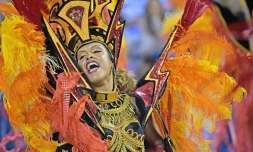 Une danseuse de l'école de samba "Salgueiro" défile sur le sambodrome, à l'ouverture du Carnaval de Rio, le 4 mars 2019 au Brésil