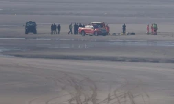 Des véhicules de secours et des unités médicales sur la plage pour soigner des migrants après qu'une tentative de traversée illégale de la Manche a tourné au drame, le 9 avril 2026 à Equihen-Plage, dans le Pas-de-Calais