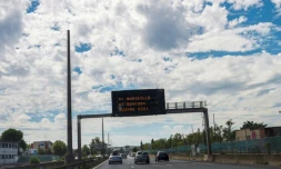 Un panneau de signalisation informe les automobilistes d'un bouchon et d'une déviation sur l'Autoroute A7, près de Valence, le 29 juillet 2017.
