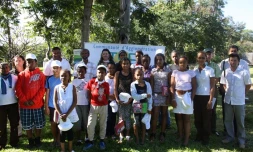 Mardi 3 juillet 2012 - Remise de mallettes pédagogiques aux élèves de CM2 de l'école Georges Thiébaut au Port (photo D.R)