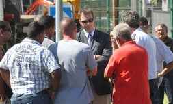 Thomas Campeaux, sous préfet de Saint-Paul, lors de la grève des transporteurs devant la SRPP au Port en février 2012