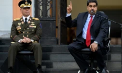 Le Président vénézuelien Nicolas Maduro (D) parle à cÎté de son ministre de la Défence Padrino Lopez à Caracas le 14 juillet 2016