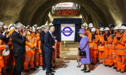 La reine Elizabeth II inaugure une nouvelle ligne de métro qui traversera Londres d'est en ouest à partir de 2018 et portera son nom, le 23 février 2016 à Londres