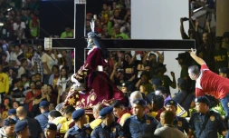Une foule accompagne la procession annuelle du "Nazaréen Noir" dans les rues de Manille, le 9 janvier 2018