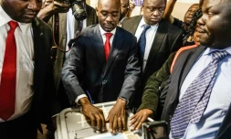 Le leader de l'opposition au Zimbabwe, Nelson Chamisa, vote à Harare le 30 juillet 2018