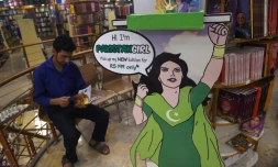 Un client lit un exemplaire de la bande dessinée "Pakistan Girl" le 15 septembre 2017 dans une librairie à Islamabad