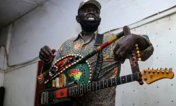 Le musicien soudanais Noureddine Jaber joue du "tambo-guitare" le 18 mai 2022 lors d'enregistrements dans un studio d'Omdurman, la ville jumelle de Khartoum
