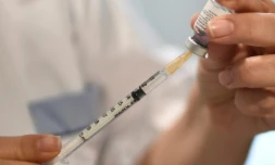 Préparation d'une dose du vaccin Pfizer-BioNTech, dans un EHPAD à Bobigny, le 30 décembre 202.