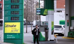 Un homme marche devant une station service à Madrid le 20 mars 2026