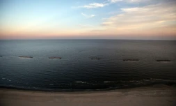 Vue d'une plage de Louisiane souillée en 2010 par une marée noire, imputée à BP, dans le Golfe du Mexique, le 13 avril 2011 
