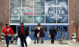 Des employés à la sortie d'une usine Fiat Chrysler Automobiles (FCA), le 18 mars 2020 à Détroit, dans le Michigan