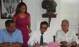 Mercredi 18 juillet 2012 - Signature d'une convention-cadre entre la CCIR et la commune de Sainte-Suzanne pour le développement économique de la ville (photo D.R)
