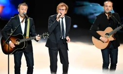Le chanteur et président de la cérémonie Alain Souchon (c) se produit avec ses fils Pierre et Ours, lors des 40e Victoires de la Musique, à la Seine Musicale à Boulogne-Billancourt, près de Paris, le 14 février 2025