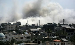 De la fumée s'élève à la suite d'une frappe israélienne à Deir el-Balah, dans le centre de la bande de Gaza, le 27 juillet 2024