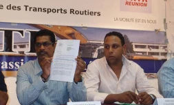 Mercredi 25 juillet 2012 - Transporteurs et terrassiers demandent une table ronde sur les difficultés des entreprises (photo Samia Omarjee)